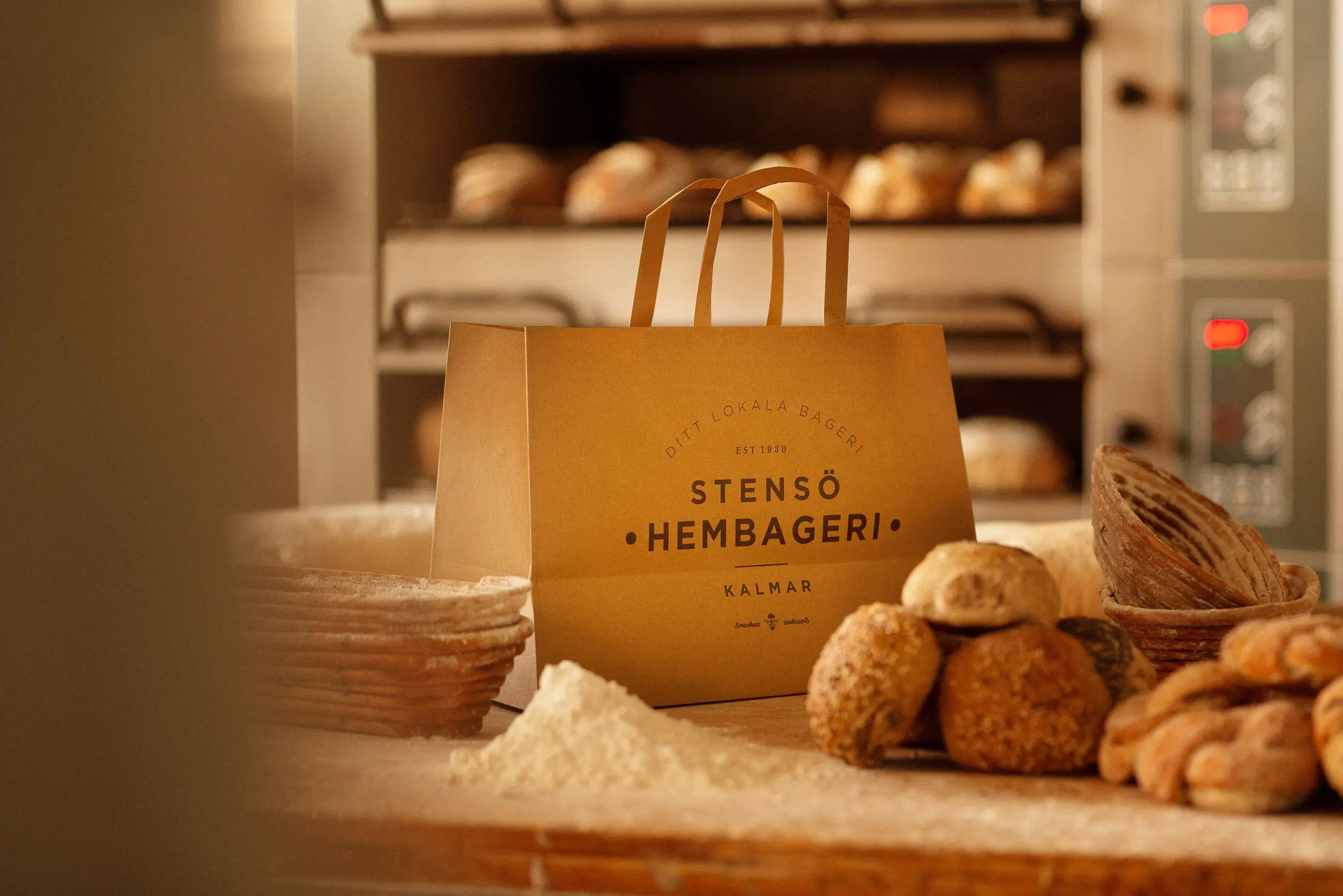 Stenso-Hembageri bärkasse från stensö hembageri på ett bord fullt med bakelser