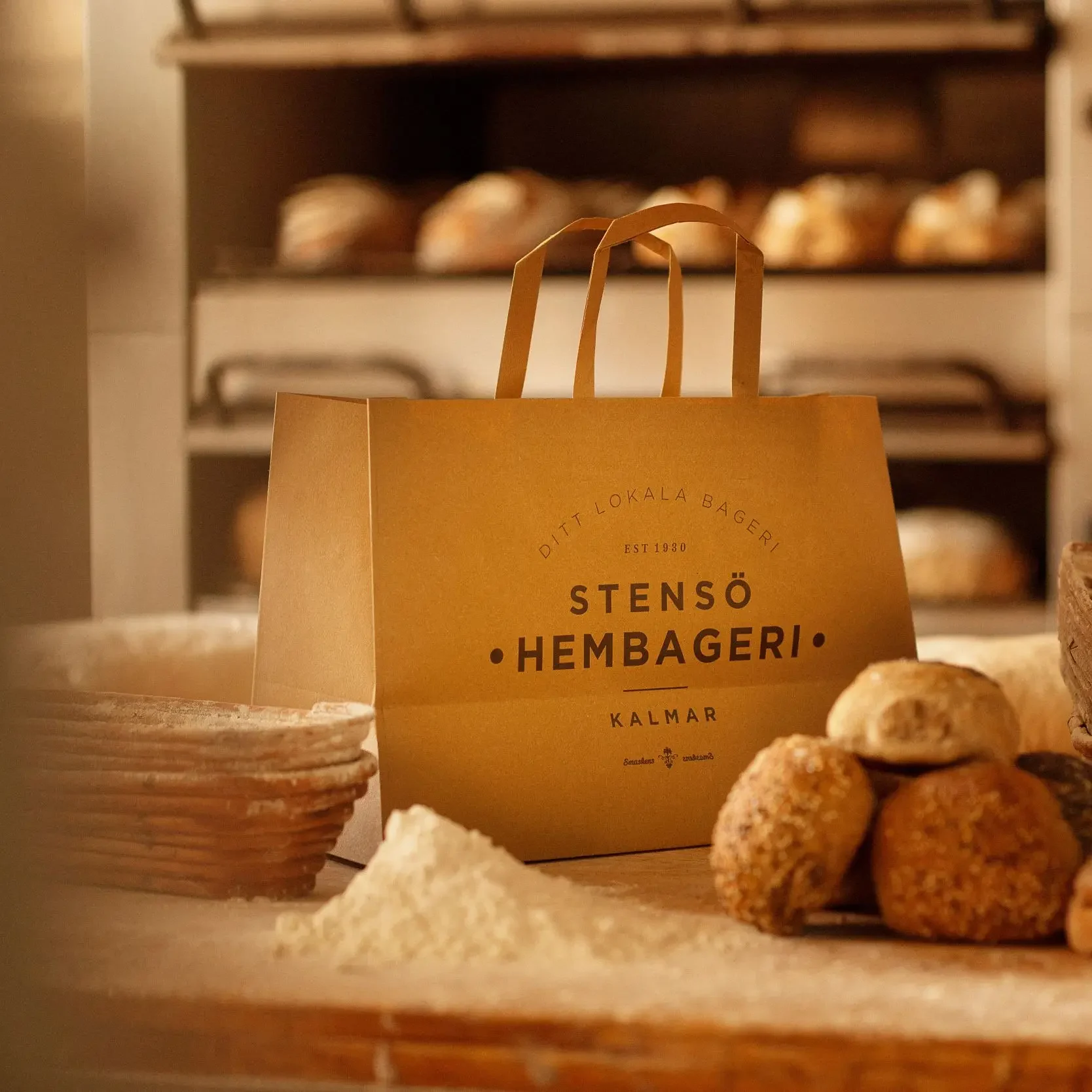 Stenso-Hembageri bärkasse från stensö hembageri på ett bord fullt med bakelser